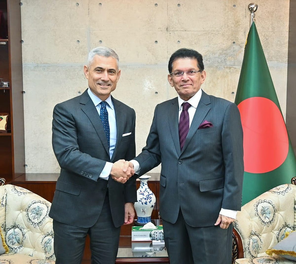 ইরান সংকট সমাধানে যুক্তরাষ্ট্রকে দ্রুত কূটনৈতিক পদক্ষেপের আহ্বান জানিয়েছে বাংলাদেশ