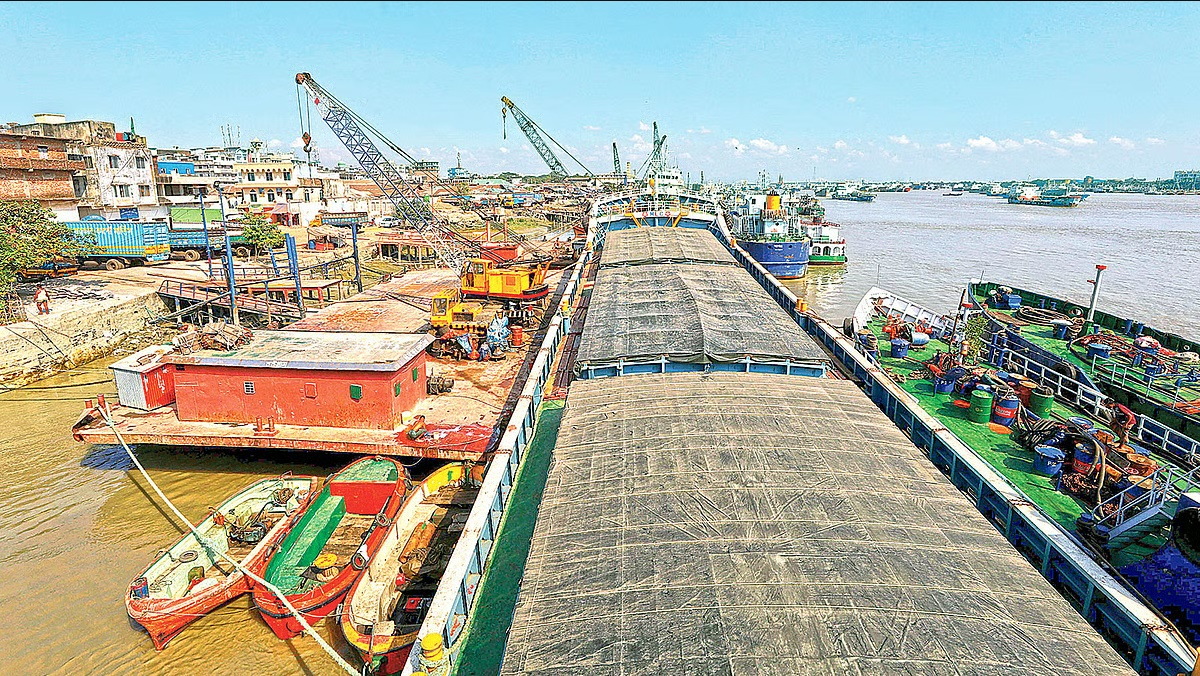চট্টগ্রাম বন্দরে তেল-গ্যাস বহনকারী ১০ জাহাজ পৌঁছেছে