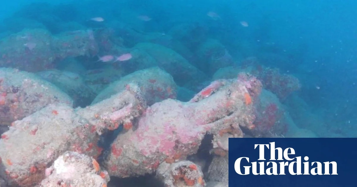 Roman shipwreck with 500 amphorae discovered off Sicily coast